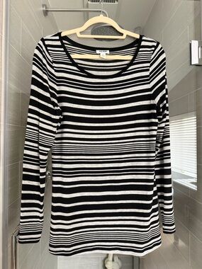 Old Navy Black & White Striped Long-Sleeve Tee